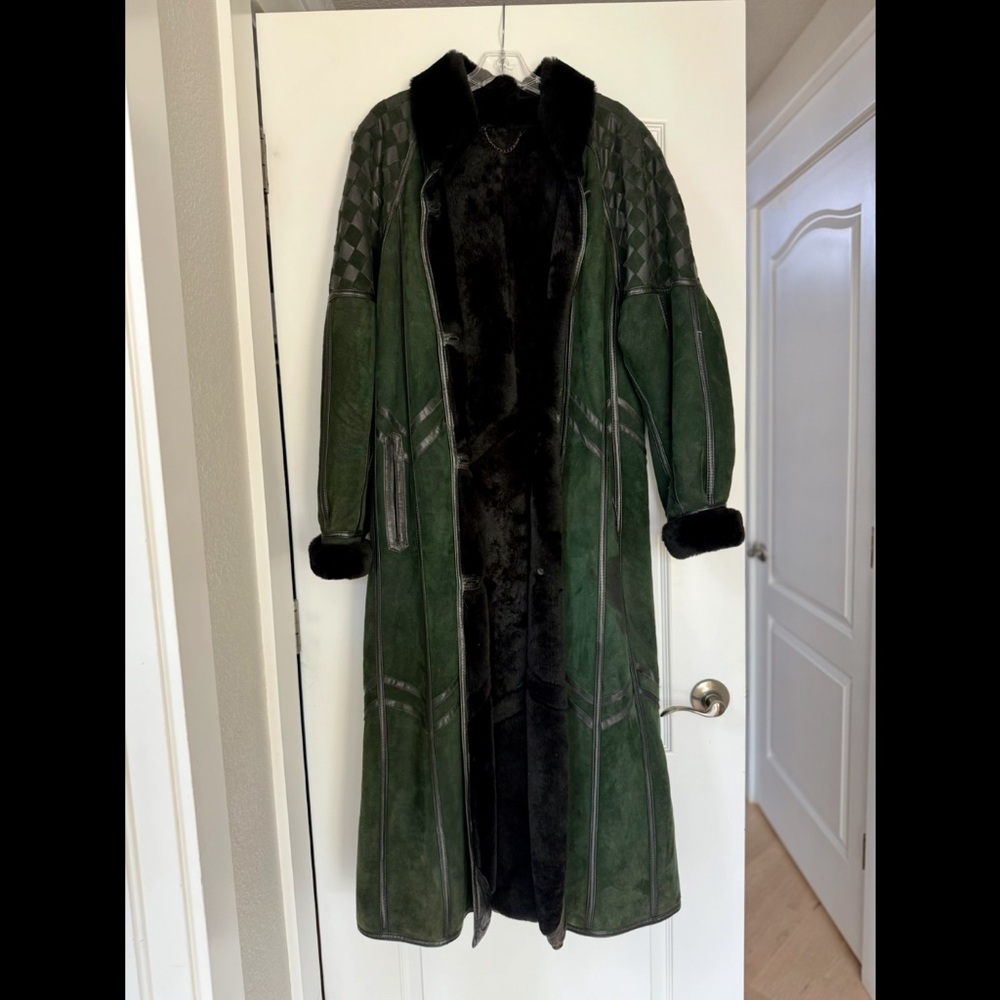 Luxurious Green Trench Coat with Black Fur Trim